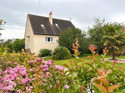 Ch . Hallouin vous propose une maison en parfait état , sur sous sol total située à 5 mn de centre ville de Vendôme . Elle se compose : d une cuisine aménagée et équipée , d un séjour-salon d environ 42m2 avec cheminée et accès direct sur une terrass...