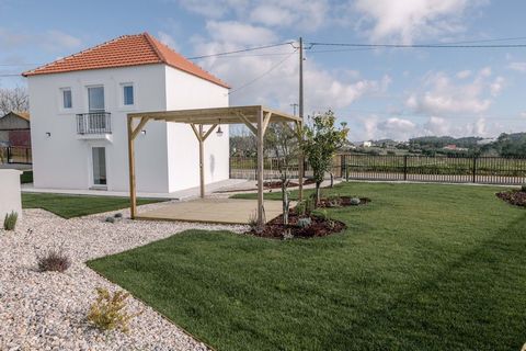 Charmante maison de campagne de 2 chambres avec parking, jardin et pergola entre Nazaré et São Martinho do Porto Bienvenue dans votre oasis de tranquillité sur la magnifique Côte d'Argent du Portugal ! Cette magnifique maison de campagne de 2 chambre...