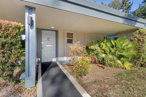 Here is your opportunity to own your very own office in Healdsburg. This 780-square-foot office is not only zoned for medical use but can be used for most office needs. It's only a brief walk to the Healdsburg District Hospital if using it for a medi...