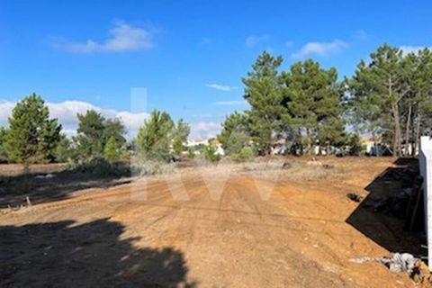 Urban plot with 2000 m2 with a capacity of 50%, for construction.. There is already a project for the construction of 2 villas with 250m2 of gross area up to 100m2 of dependent area. Each plot keeps still a large open area which is an added value sin...