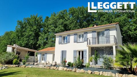 A30930SOC24 - Maison familiale rénovée avec goût. Cette maison est composée : Au Rdc : 1 cuisine équipée donnant sur séjour lumineux et salle à manger, chambre ou bureau, W.-C., buanderie, double garage. Étage : 3 chambres, salle d'eau, W.-C. Extérie...