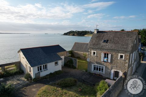 Alleen bij het agentschap ARMOR CONSEIL IMMOBILIER. Mooi pand aan de kust in Saint-Jacut, bestaande uit twee huizen op het westen. Het eerste huis bestaat op de begane grond uit een woonkamer, een keuken en een toilet. Op de 1e verdieping leidt een g...