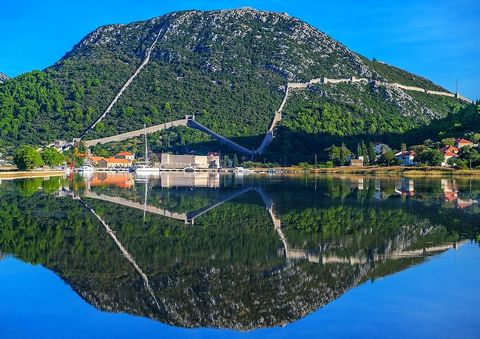 Ein attraktives Grundstück, gelegen innerhalb der historischen Mauern von Ston auf dem magischen Pelješac, ist eine echte Rarität. Die Grundstücksfläche von 107.055 m2 bietet unbegrenzte Möglichkeiten für kreative Investoren. Zum Anwesen gehört ein t...