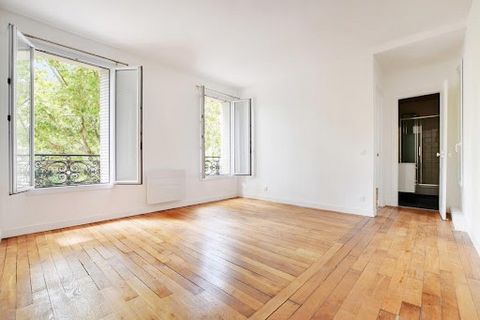 Ikory Properties vous propose un charmant appartement de 2 pièces d'une superficie de 45m² situé au 1er étage d'un immeuble très bien entretenu avec ascenseur comprenant une entrée, un vaste séjour, une cuisine aménagée, une chambre, une salle de dou...