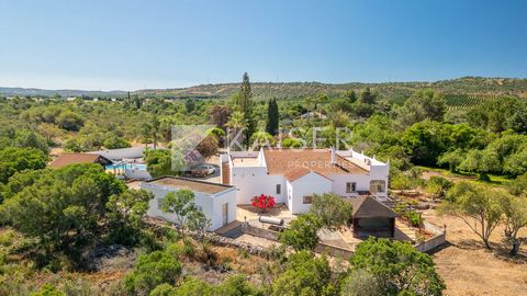 Located in peaceful countryside, this 3-bedroom single-storey villa with pool, garage and jacuzzi offers a calm escape surrounded by nature. The large property provides clear scenic landscape views, inviting you to relax and enjoy rural life. Its pro...