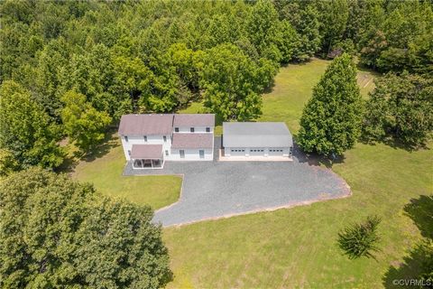 Vous recherchez ce cadre semblable à un parc situé au centre de Charlottesville ou de Richmond. et à 35 minutes au sud de Zion Crossroads. Cette maison vous bénira avec 3 chambres, 2 salles de bains avec un terrain ouvert qui vous donne de l’espace p...