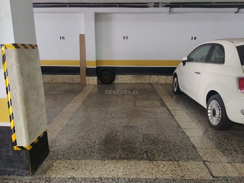 Vendesi questo posto auto in un edificio residenziale a Playa del Inglés. Il posto auto di 11 m2 si trova in un garage coperto a cui si accede tramite una rampa di accesso facilitata. Si trova in un edificio residenziale molto tranquillo e sicuro in ...