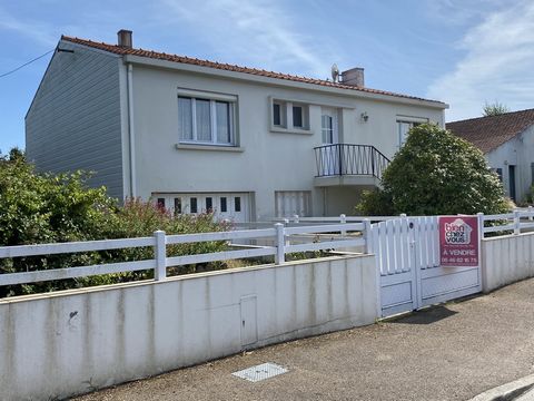 Op slechts 350 m van het dorp La Chaize Giraud, en op enkele kilometers van de stranden van Brétignolles sur Mer, huis uit 1969, gebouwd op een perceel van ongeveer 460 m2 volledig omheind. De woning is als volgt samengesteld: Een entree, Een woonkam...