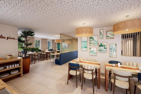 De nieuw gebouwde residentie (opgeleverd in 2024) combineert modern comfort met mediterrane elegantie en beschikt over een prachtig buitenzwembad om af te koelen. Voor de kleintjes is er ook een kinderbad, wat garant staat voor uren speel- en lachple...