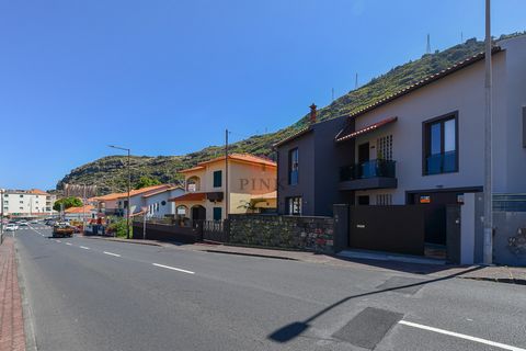 Uitstekende villa met 4 slaapkamers te koop op een steenworp afstand van het centrum van Machico! Als volgt verdeeld: -- Achtertuin, garage met directe verbinding met de villa (1 auto), grote inkomhal, woonkamer met open haard, sociale badkamer met n...