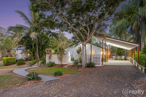 Uma bela casa de estilo resort situada em um bem cuidado 3,6 acres, com água da cidade, e muito privado. Esta casa imaculada foi projetada com um olho para o estilo campestre moderno e vida fácil. Os fantásticos espaços ao ar livre são realmente uma ...