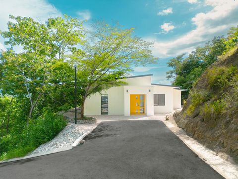 A Casa Amarillo é uma nova casa de 3 quartos e 3 banheiros cheia de luz que possui tetos altos e um grande terraço ao ar livre e piscina com vistas deslumbrantes e panorâmicas do Oceano Pacífico. (Interno: 1.755 pés quadrados, externo: 833 pés quadra...