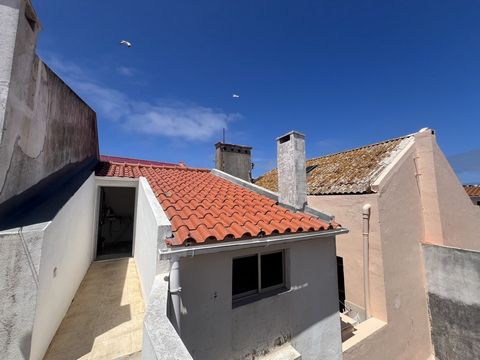 This charming 2 bedroom villa, located in the heart of the historic center of Peniche, offers a perfect combination of tradition and modernity. On the ground floor, there is a spacious kitchen, a cozy living room, a bathroom, and a backyard that prov...