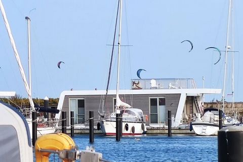 ‘Sutje’ is Noord-Duits en betekent ‘ontspannen’. Vakantie vieren op een woonboot betekent: ontspannen met uitzicht op de zeilboten en de zee vanaf het zonnedak.