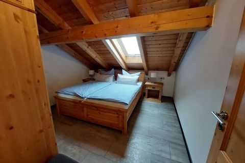 Gemütliche und kuschlige Maisonette-Ferienwohnung, mit allem, was Sie für einen erholsamen, traumhaften Urlaub benötigen. Mit wunderschönen Originalbildern lokaler Künstler haben sie es hier ganz besonders schön! Unten befindet sich eine Wohnküche mi...