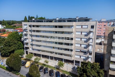 ID de la propriété : ZMPT569017 Appartement de 3 chambres sur Av. de São Gonçalo, Guimarães Cet appartement situé sur l’Avenida de São Gonçalo, l’une des artères les plus nobles de la ville de Guimarães, de type T3 se distingue par son excellent état...