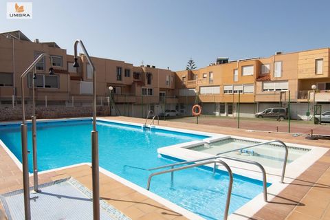 Cette charmante propriété, située à Retamar, à quelques minutes du magnifique parc naturel de Cabo de Gata, se présente comme une excellente opportunité d’investissement ou de vie. Actuellement, la maison est divisée en deux maisons indépendantes, of...