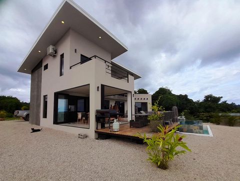 Luxuriöse Villa mit 4 Schlafzimmern und atemberaubendem Blick auf das Meer und den Dschungel! Wir freuen uns, Ihnen diesen brandneuen Bau vorstellen zu können, eine luxuriöse 2-stöckige Villa, die perfekt auf einem Hügel liegt und einen unvergleichli...