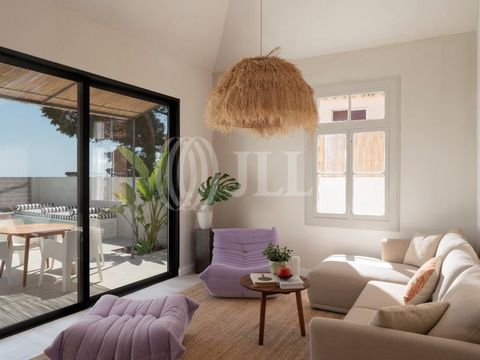 2-bedroom villa with 70 sqm of gross private area, located right in front of the sea on the most sought-after street on the island, Rua do Lazareto, next to the Old Town of Funchal, offering the best views of the city's bay. This villa features two b...