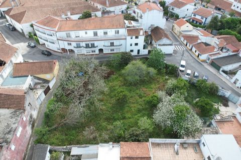 Terreno en el centro de la aldea de Gaeiras, insertado en una cuadrícula urbanizable de acuerdo con el PDM. El terreno ya está habitado. En un radio de 500 metros encontrará servicios como Retiro do Cubano, Espaço Ó un área de coworking inserta en la...