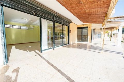 Zona residencial. Local comercial diáfano con terraza de 94 m2 aprox. y una superficie de unos 90m2 aproximadamente. Este local es muy luminoso y tiene grandes ventanales. El local es todo diáfano. Tiene una barra de bar, 2 aseos, suelos de gres, air...