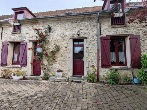 ARTHURIMMO.COM vous propose à 5 minutes de Villers-Cotterêts, dans un petit village avec écoles et cantine, cette maison entièrement rénovée, atypique, proposant de beaux espaces à vivre. Elle se compose au rez de chaussée : entrée, salon avec insert...