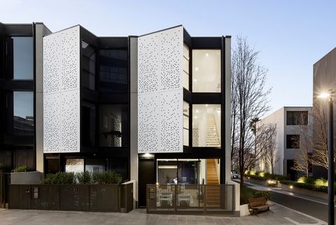 Une interprétation sophistiquée de la vie de style « mews », les 3 niveaux de cette résidence contemporaine conçue par un architecte sensationnel offrent l’espace, le luxe et la polyvalence nécessaires à un style de vie urbain intérieur imbattable, l...