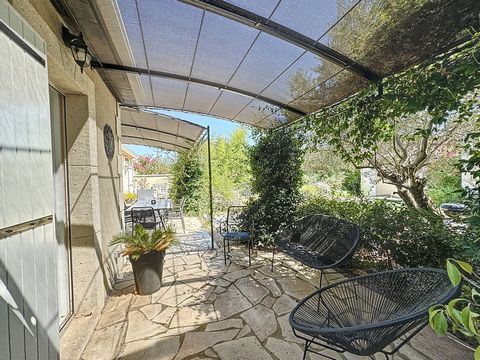 Découvrez cette magnifique maison de plain-pied en plein cœur de Graveson, alliant tranquillité et proximité des commodités. Surface habitable d'environ 100 m2 sur un terrain de plus de 570 m2 (maison avec forage) sans vis-à-vis, composé de 3 chambre...