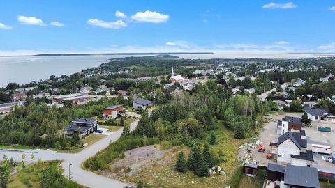 Grand terrain boisé de 40 000 pi² dans le quartier effervescent de Sacré-Coeur à Rimouski. Vue partielle sur le fleuve et desservi par les services d'aqueduc et d'égout de la municipalité. Parfait pour y construire la maison de vos rêves ! À qui la c...