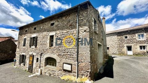 Dans un petit hameau à 5 min de Saugues, maison en pierre de 110 m2 habitable avec garage-atelier. En rez de chaussé, la pièce de vie avec cuisine et séjour plus une salle d'eau et un WC. A l'étage 3 chambres plus un WC séparé, sur un palier supèrieu...