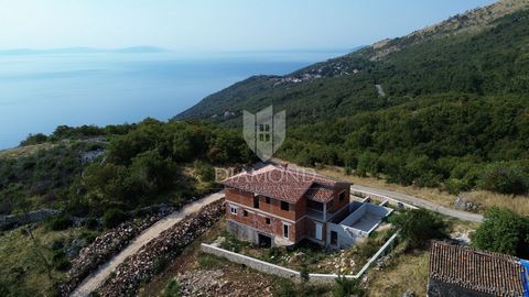 Location: Primorsko-goranska županija, Mošćenička Draga, Brseč. La casa Roh-bau si estende su una superficie netta di 210 m², dal design moderno distribuita su tre piani. Tutte le camere offrono una splendida vista sul mare, sul Golfo del Quarnero e ...