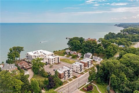 Welkom bij 700 Lake! Met vrij uitzicht op het meer vanaf het uitgestrekte terras van 201, kunt u ontspannen en tot rust komen in het luxe leven aan het meer. 700 Lake is een uitzonderlijke residentie aan het meer die getuigt van luxe leven. Deze pres...