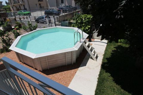 Appartement 110 m² dans une charmante villa de style shabby-chic avec piscine, grand confort, jardin et 2 places de parking. À seulement 800 m du lac et de Lazise