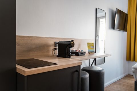 Willkommen bei Antares Apartments, einer modernen Unterkunftsmöglichkeit im Herzen von Düsseldorf. Im pulsierenden Viertel der Corneliusstraße gelegen, bieten unsere Apartments eine perfekte Mischung aus Komfort, Bequemlichkeit und Stil, was sie zur ...