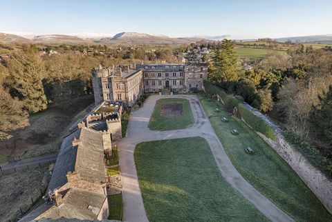 Set within the grounds of Appleby Castle, once owned by Lady Anne Clifford, the Baron’s wing is an elegant townhouse making up part of the compound of the castle. Available by separate sale, the property is defined by its regal charm and breathtaking...