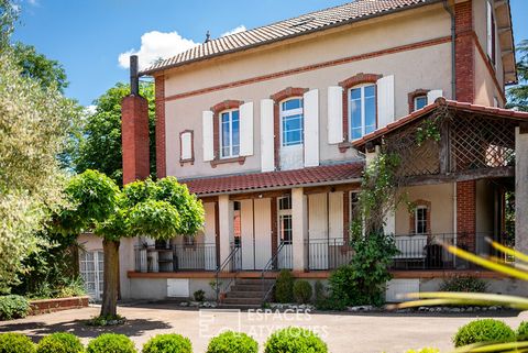 На полпути между ALBI и RODEZ, этот великолепный особняк, построенный в конце 19 века, разворачивает свою жилую площадь площадью 225 м2 в самом сердце зелени с несколькими столетними деревьями. Как только вы входите, задается тон: характер, высокие п...