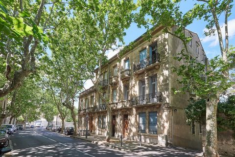 Beautiful bourgeois apartment of 73 m² located on the 1st floor of an elegant nineteenth century building. The apartment comprises an entrance hall, two bedrooms, a bathroom, a living room with island kitchen, a washbasin/laundry room with separate t...