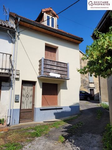 Jolie maison de montagne d’env. 65m2 exposée est et accessible à pied au centre du village. Cuisine / pièce à vivre, salles d’eau, WC sépares, 3 chambres et balcon. Au cœur du village de montagne à 650m d’altitude, toit en bon état, toute à l’égouts ...