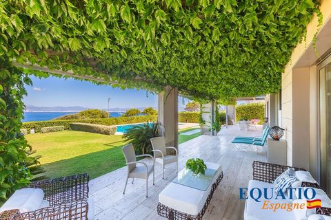 Located on the 1st Sea Line of Son Veri Nou, south of Palma, MAGNIFICENT Architect-designed villa with large sliding windows to make the most of the natural light and sunsets Privacy and Intimacy Open living areas, high ceilings and a beautiful entra...