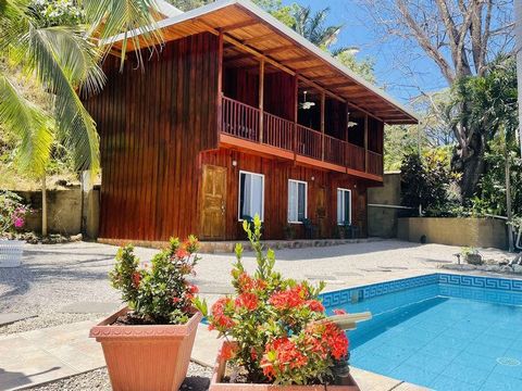 Immersa nel cuore dello splendido paesaggio di Guanacaste in Costa Rica, Casa Surfside offre un'eccezionale opportunità di sperimentare una vita elevata su un lotto di 1.087 metri quadrati. Con due edifici progettati con cura, questa proprietà combin...