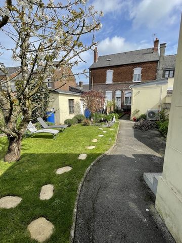 FORTE BAISSE DE PRIX sur ce bien proche écoles et commerces, WATREMEZ IMMOBILIER vous propose cette superbe maison sans travaux. On y trouve au RDC un couloir d'entrée desservant un vaste et lumineux séjour double, une cuisine équipée neuve, chauffer...