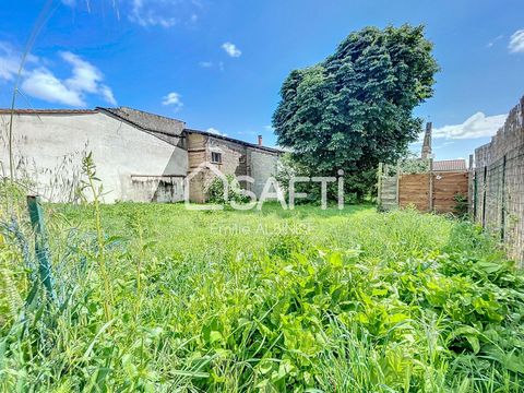 Situé à Villebrumier (82370), ce terrain constructible de 340 m² offre une localisation idéale au cœur du village. Bénéficiant d'une exposition plein Sud, il est proche des commodités telles que des écoles, une crèche, et d'autres services accessible...