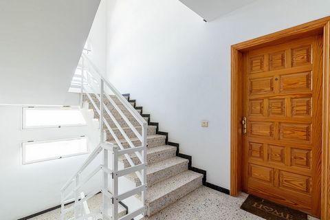 APPARTEMENT VPO PRÊT À EMMÉNAGER DANS LE CENTRE DE PUERTO DEL ROSARIO Situé dans le quartier de Fabelo, juste en face de l’Institut, je vous apporte cet incroyable appartement prêt à emménager. La propriété est située au premier étage sans ascenseur ...