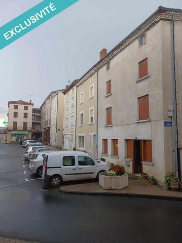 Située à Paulhaguet (43230), cette maison de ville à rénover offre un environnement urbain à proximité des commodités, des écoles et des collèges, idéal pour les familles. Dotée d'une façade en enduit et d'un gros œuvre en parpaing, elle bénéficie d'...