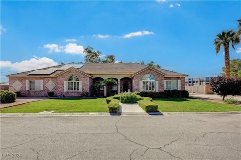 Welcome to your dream oasis! This grand, custom single-story brick home sits in an exclusive four-lot cul-de-sac within a gated community, offering both privacy and luxury. Step inside to an inviting open floor plan with soaring vaulted ceilings and ...