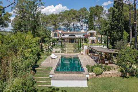 Située dans un des secteurs les plus exclusifs de Mougins, dans un domaine très résidentiel avec une jolie vue sur les collines verdoyantes environnantes. Cette remarquable propriété vient d'être entièrement rénovée dans un esprit chaleureux et typiq...