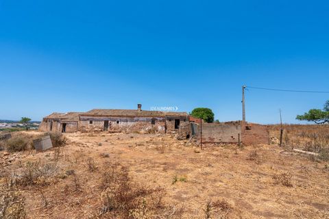 We present an excellent investment opportunity in Lagos, Algarve. This extensive plot of land, totaling 211,782.32 m², is situated near the National Road 125, offering easy access and convenience. The prime location is just 10 minutes from Praia da L...