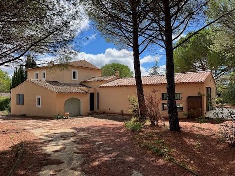 ROUSSILLON Cette maison contemporaine construite en 1981 et restaurée et agrandie en 2023 est située à 4 kilomètres du village de Roussillon et de ses falaises d’ocres, dans un bel environnement. Sa surface habitable est d’environ 240 m2. Elle compre...