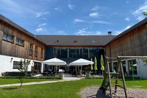 Este complejo de vacaciones se encuentra a los pies de las imponentes montañas de Dachstein y a orillas del pintoresco Hallstättersee, cerca de Famous Hallstatt. Este estudio de 2 personas está ubicado en la planta baja del chalet. La puerta principa...