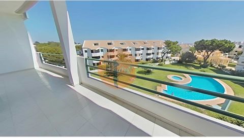 Apresentamos este encantador apartamento T1 em Vilamoura, totalmente renovado e situado numa prestigiada zona residencial. Com uma localização privilegiada, oferece fácil acesso a todos os serviços essenciais, como supermercados, farmácias e escolas....